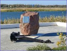 Памятный знак морякам на набережной у ТРЦ Памятный знак морякам